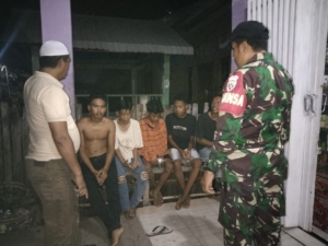 Babinsa Nowa Gelar Ronda Malam Bersama Pemuda untuk Jaga Kamtibmas