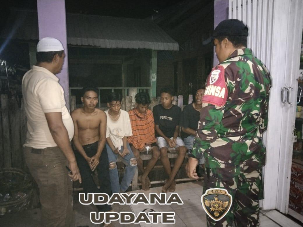 Babinsa Nowa Gelar Ronda Malam Bersama Pemuda untuk Jaga Kamtibmas