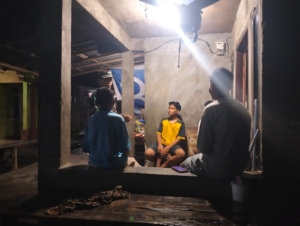 Babinsa Madaprama Gelar Patroli Ronda Malam Bersama Karang Taruna di Dusun Doridungga