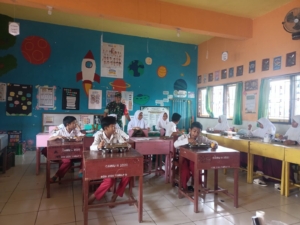 Babinsa Desa Persiapan Seteluk Rea Dampingi Program Makan Sehat Bergizi di SDN 2 Seteluk