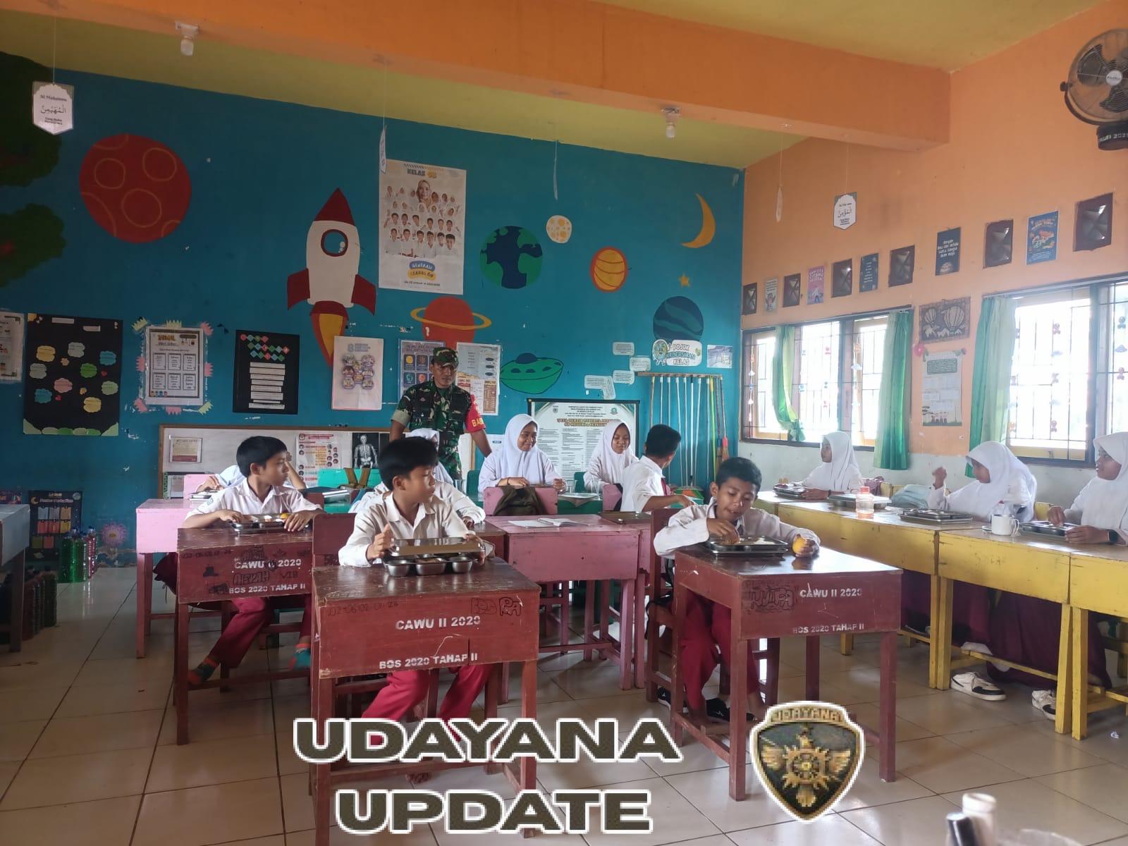 Babinsa Desa Persiapan Seteluk Rea Dampingi Program Makan Sehat Bergizi di SDN 2 Seteluk