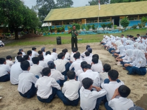Danramil 1614-06 Dompu Beri Wawasan Kebangsaan kepada Siswa SMPN 2 Manggelewa