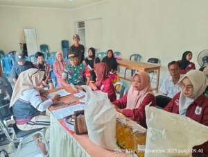 Babinsa Kelurahan Dalam Kawal Penyaluran Bantuan Pangan untuk 331 KK di Taliwang