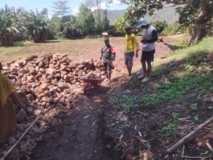 Babinsa Desa Mumbu Turun Tangan Bantu Petani Perbaiki Saluran Air