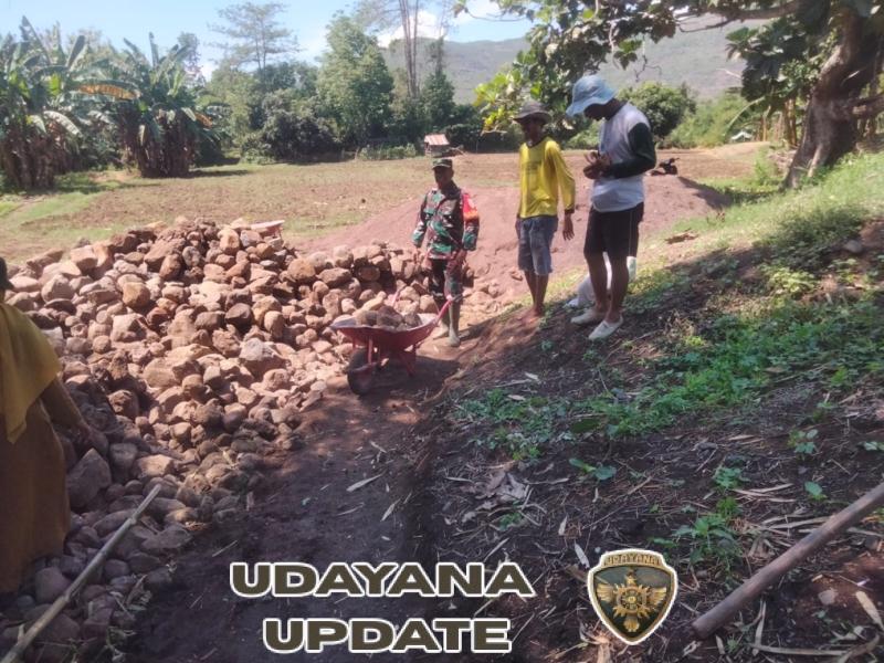 Babinsa Desa Mumbu Turun Tangan Bantu Petani Perbaiki Saluran Air