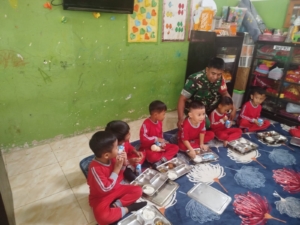 Babinsa Menala Dampingi Program Makan Sehat Bergizi di TK Mulya Taliwang