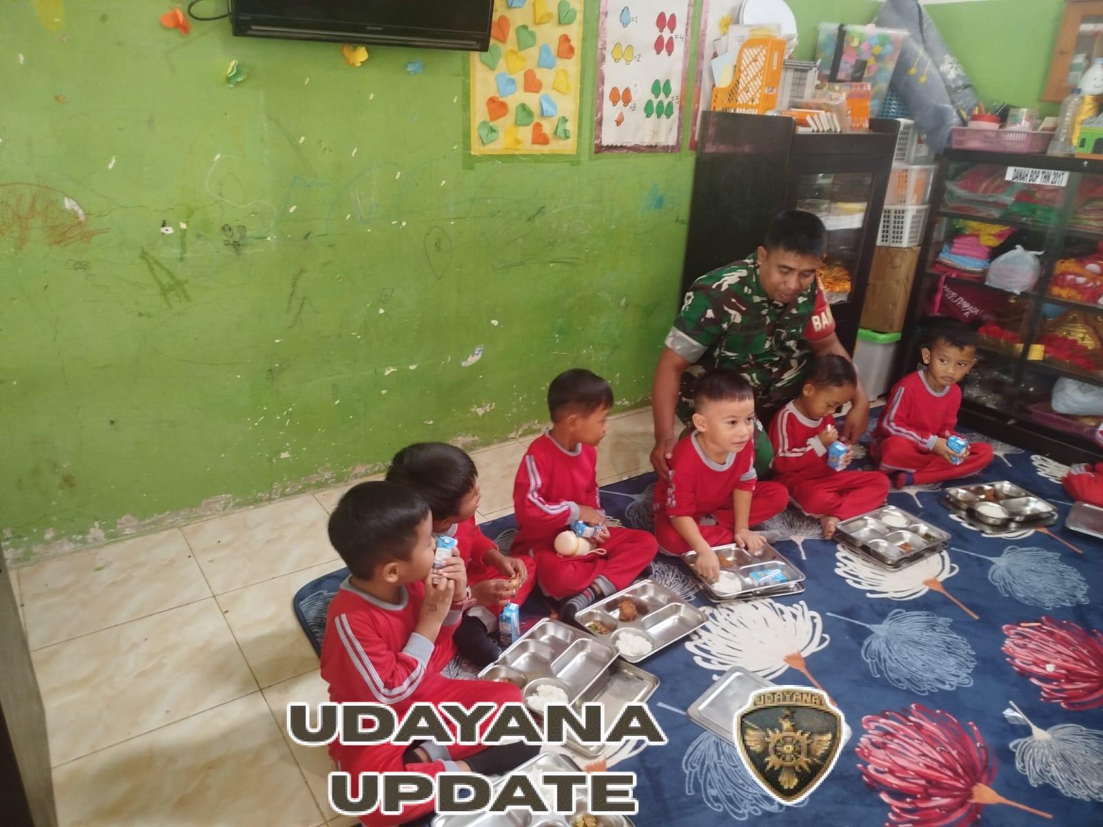 Babinsa Menala Dampingi Program Makan Sehat Bergizi di TK Mulya Taliwang