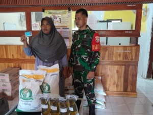 Babinsa Desa Kemuning Awasi Distribusi Bantuan Beras dan Minyak Goreng Bulog