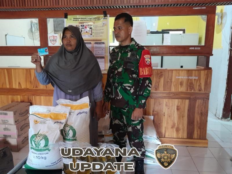 Babinsa Desa Kemuning Awasi Distribusi Bantuan Beras dan Minyak Goreng Bulog