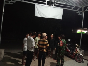 Babinsa Sawe Gelar Patroli Malam, Bubarkan Remaja yang Nongkrong di Pinggir Jalan
