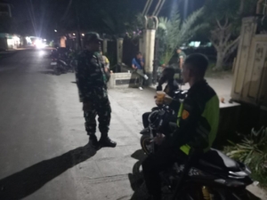 Babinsa Koramil 1628-02/Sekongkang Intensifkan Patroli Malam, Warga Diimbau Jaga Kamtibmas