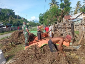 Babinsa Mbuju Jalin Kedekatan dengan Warga Lewat Komsos dan Kerja Bakti