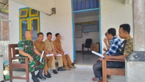 Babinsa Sorisakolo Jalin Komunikasi dengan Perangkat Desa untuk Jaga Kamtibmas
