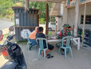 Babinsa Desa Labuhan Lalar Tingkatkan Keamanan Melalui Komsos Bersama Warga