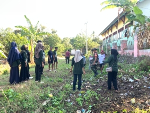 Babinsa dan Warga Gotong Royong Bersihkan SDN 09 Pekat