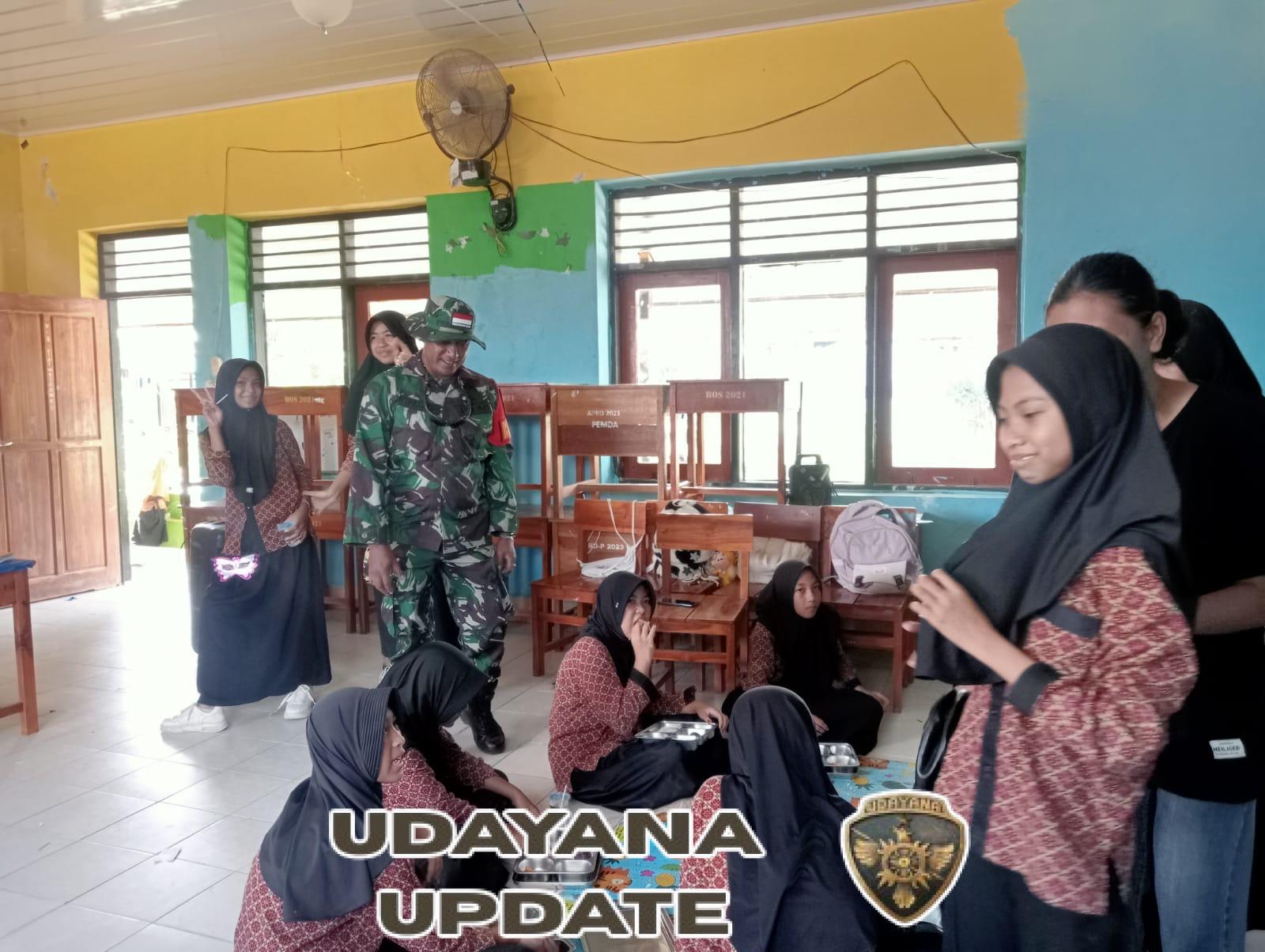 Babinsa Koramil 1628-05/Jereweh Dampingi Anak-anak SDN 3 Beru dalam Program Makan Sehat Bergizi