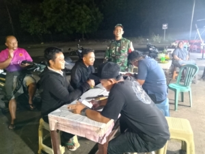 ‎Babinsa Labuhan Lombok Gelar Patroli Malam Perkuat Keamanan Pelabuhan Kayangan