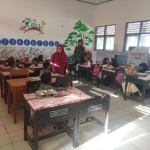 Babinsa Desa Sermong Dampingi Makan Sehat Bergizi di SDN Negeri Sermong