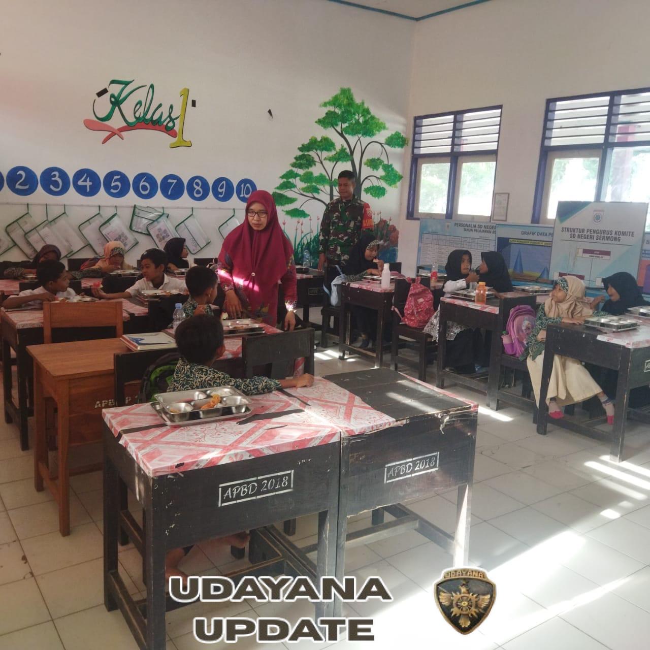 Babinsa Desa Sermong Dampingi Makan Sehat Bergizi di SDN Negeri Sermong