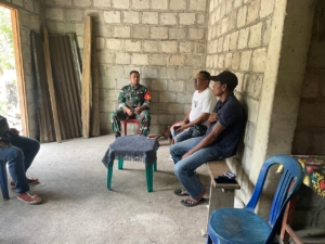 Tingkatkan Silaturahmi, Babinsa Gelar Komsos di Desa Lamatokan