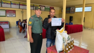 Babinsa Desa Landih Dampingi Penyaluran Bantuan Pangan Beras dan Minyak Goreng Tahun 2025 kepada Warga