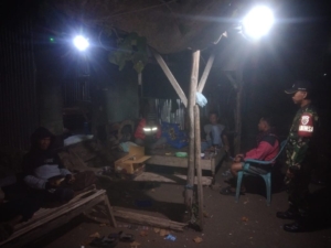 Babinsa Nanga Kara Gelar Ronda Malam Bersama Warga di Dusun Mandiri