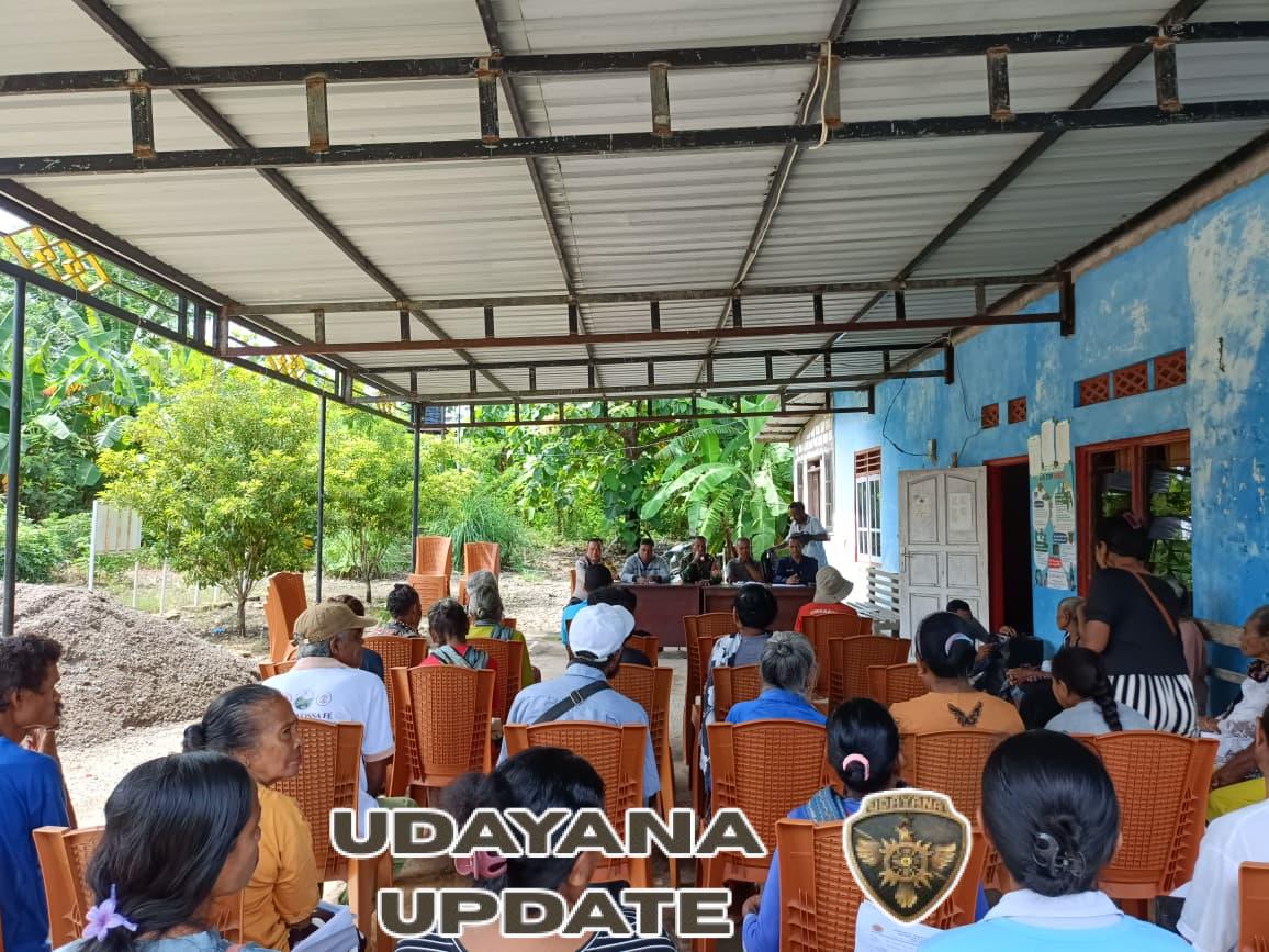 Babinsa Oefafi Pantau Penyaluran BLT Dana Desa