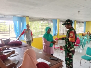 Babinsa Taliwang Dampingi Penerimaan BLTS Kesra di Desa Labuhan Kertasari