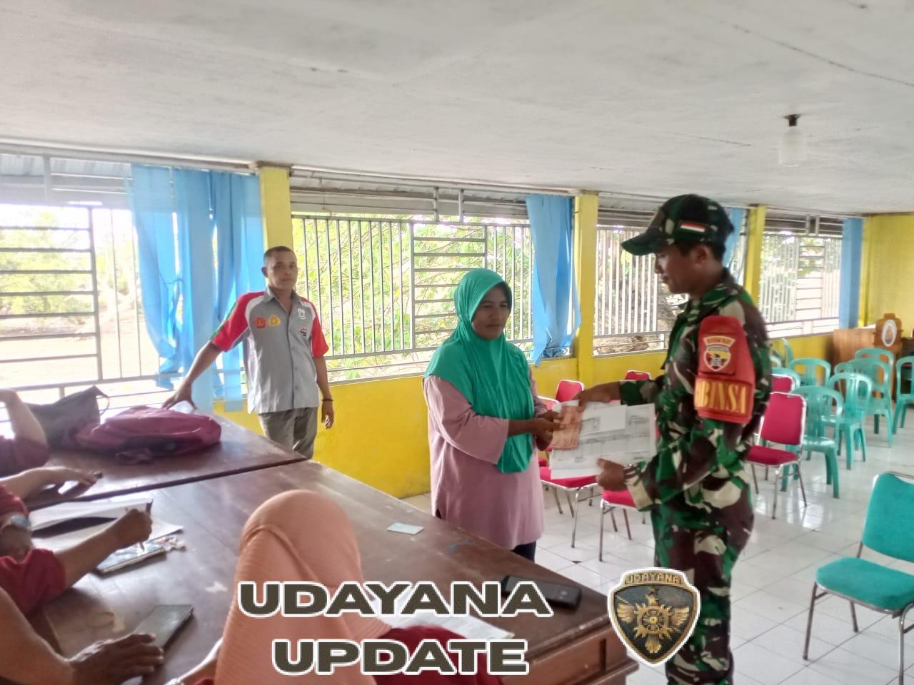 Babinsa Taliwang Dampingi Penerimaan BLTS Kesra di Desa Labuhan Kertasari