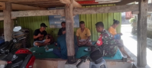 Babinsa Koramil Seteluk Laksanakan Komsos Bersama Warga Desa Seteluk Tengah