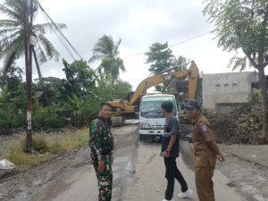 Babinsa Bonder Kawal Perbaikan Ruas Jalan Penujak – Selong Belanak