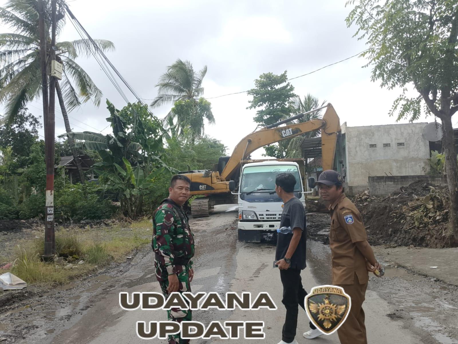 Babinsa Bonder Kawal Perbaikan Ruas Jalan Penujak – Selong Belanak