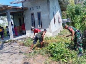 Babinsa Pekat Pimpin Gotong Royong Bersihkan Lingkungan Kantor Desa Karombo