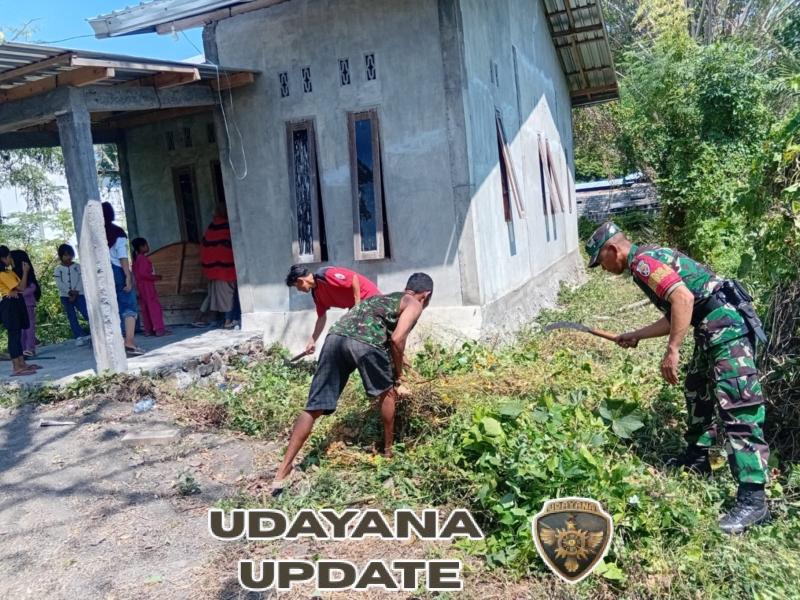 Babinsa Pekat Pimpin Gotong Royong Bersihkan Lingkungan Kantor Desa Karombo