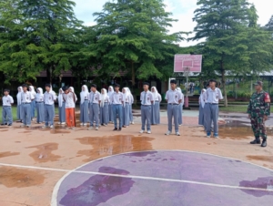 Babinsa Gunungsari Tanamkan Disiplin Siswa SMAN 1