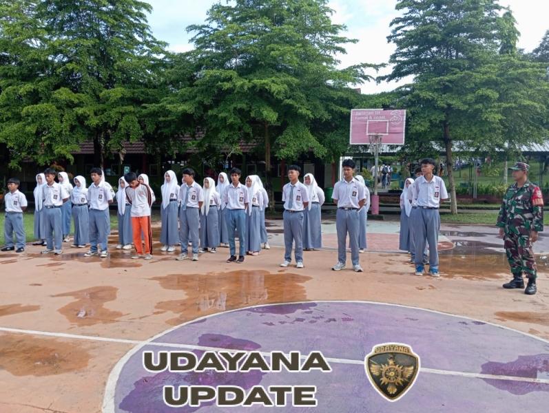 Babinsa Gunungsari Tanamkan Disiplin Siswa SMAN 1