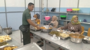 Babinsa Mangge Asi Dampingi Penyaluran Logistik BGN dan Beri Edukasi Pelayanan Humanis