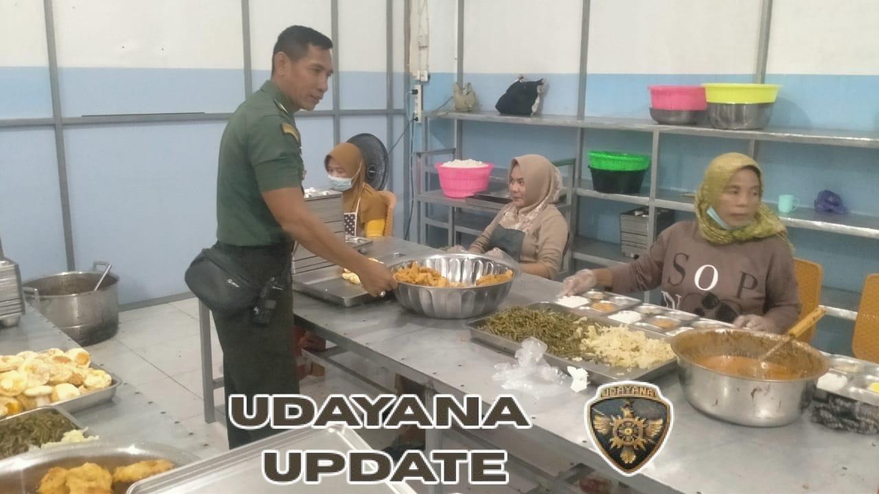 Babinsa Mangge Asi Dampingi Penyaluran Logistik BGN dan Beri Edukasi Pelayanan Humanis