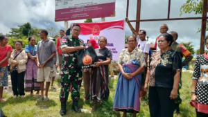 Dandim 1618/TTU Turun ke Garis Perbatasan, Bagikan Langsung Sembako untuk Warga