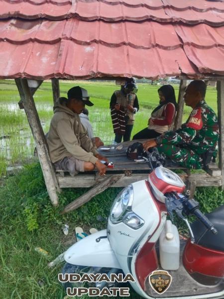 Babinsa Kandai Dua Komsos dengan Petani dan Dampingi Pengawas Jaringan Tersier