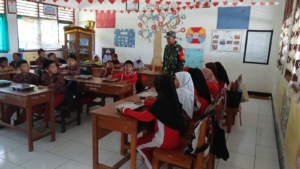 Babinsa Koramil 1628/01 Taliwang Dampingi Program Makan Bergizi Gratis di SDN 7 Taliwang