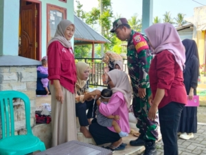 Babinsa Tamekan Dampingi Posyandu untuk Cek Kesehatan Bayi dan Ibu Hamil