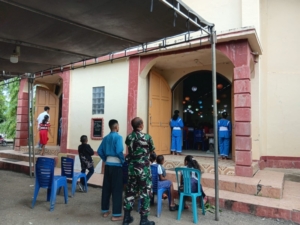 Babinsa dan Elemen Masyarakat Jaga Kekhidmatan Misa Natal Kedua di Biboki Selatan
