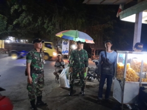 Jelang Nataru Babinsa Kodim 1620/Loteng Intensifkan Patroli Malam Di Wilayah Binaan