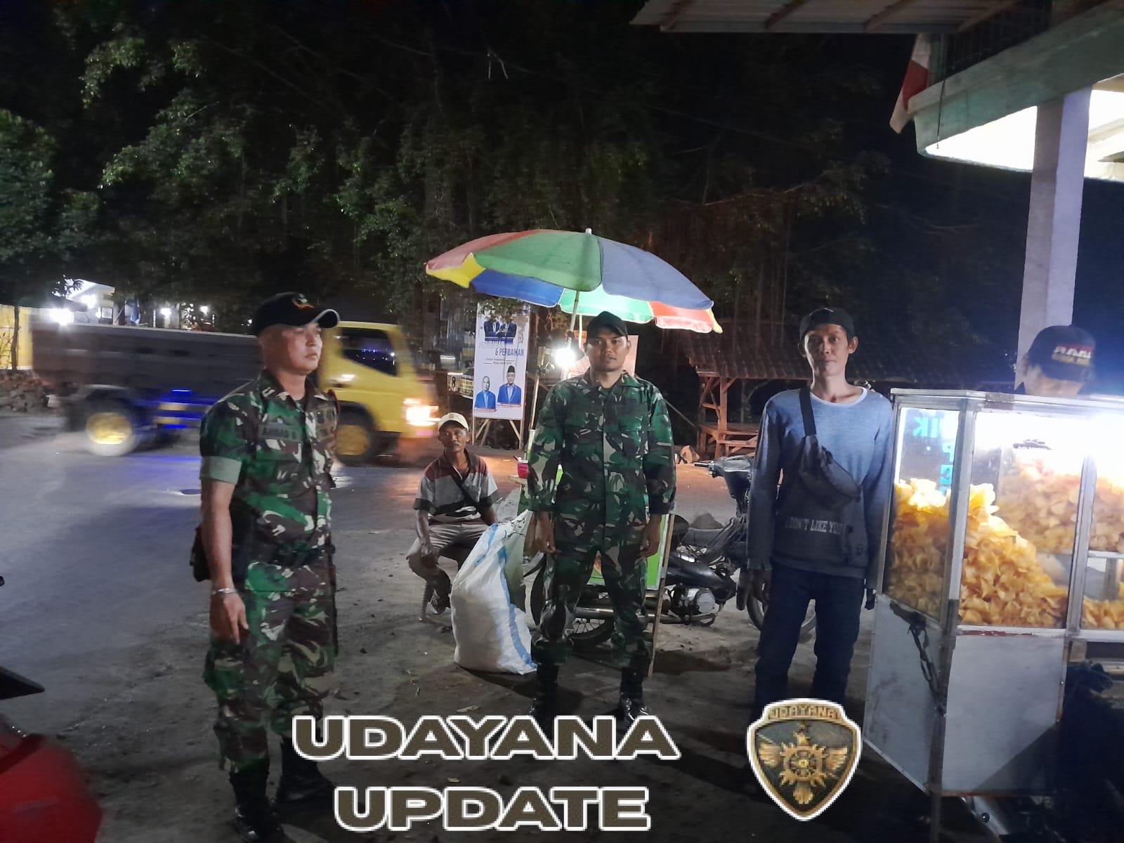 Jelang Nataru Babinsa Kodim 1620/Loteng Intensifkan Patroli Malam Di Wilayah Binaan