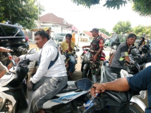 Babinsa Koramil 1602-01/Ende Dampingi Penyaluran Beras Bantuan di Kelurahan Kota Ratu