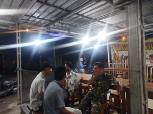 Patroli Malam Koramil 1628-03/Seteluk Berikan Imbauan Kamtibmas dan Antisipasi Dampak Hujan