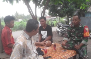 Babinsa Wanasaba Lauk Gelar Komsos, Ajak Warga Peduli Lingkungan Sehat