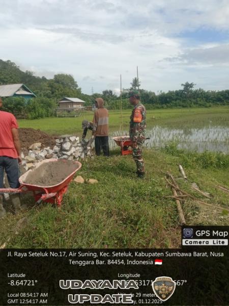 Babinsa Desa Air Suning Kawal Pengerjaan KDKMP, Pastikan Proyek Aman dan Tertib