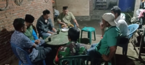 Babinsa Koramil 1614-05/Pekat Pantau Ronda Malam Warga Desa Kadindi